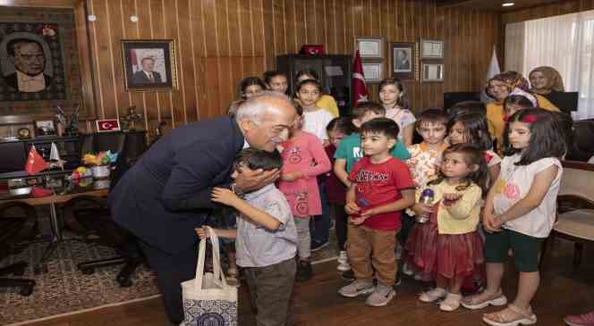 Minik öğrencilerden Rektör Çomaklı ’ya ziyaret
